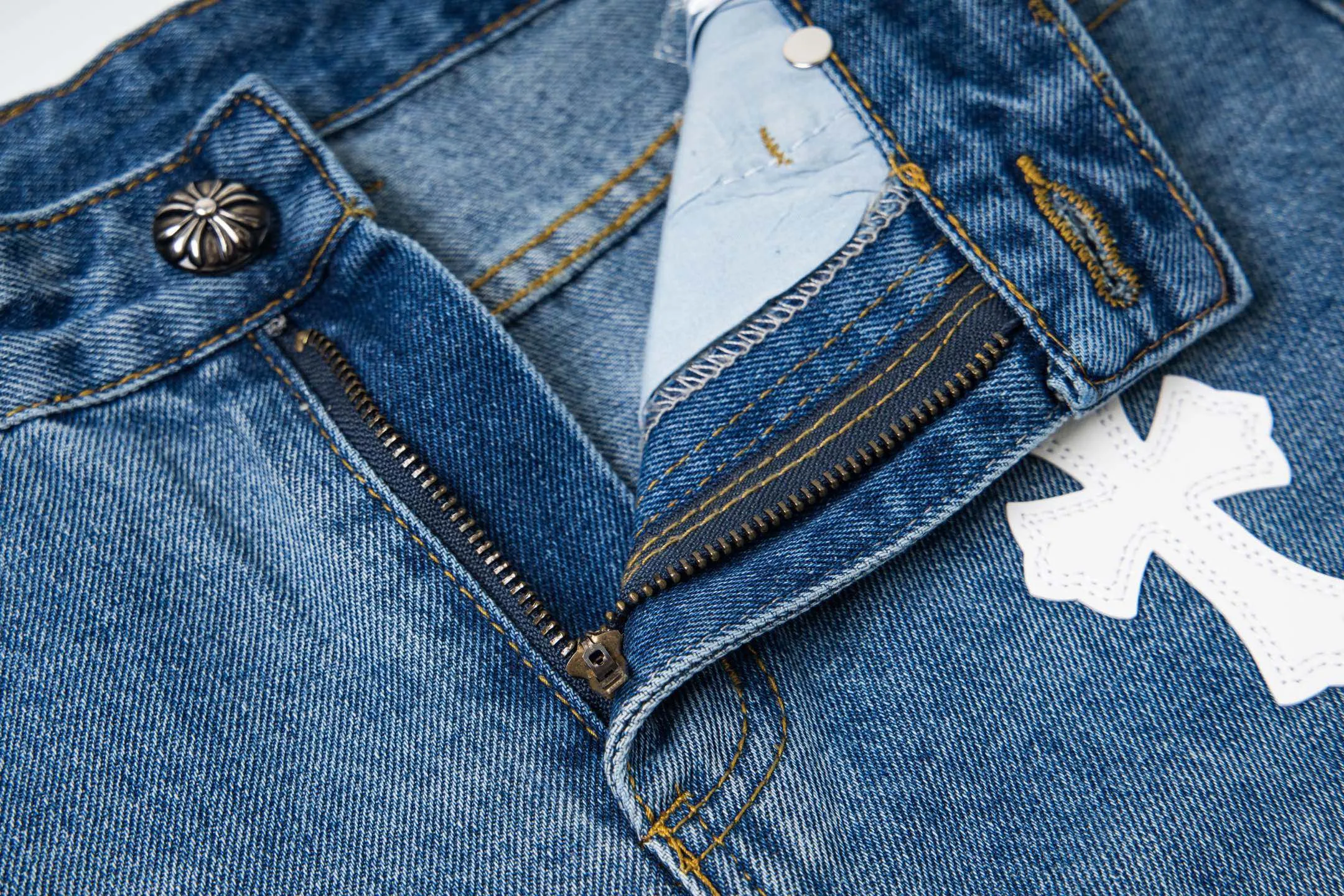 P210 Chrome Hearts jeans, blue and white leather. It is well known that chromehearts jeans use vintage Levis jeans as the base for creation. They usually add their own unique silver buckles and silver ornaments, plus leather embellishments. This is the reason why the value of these vintage jeans doubles, because the base is vintage jeans, and the jeans themselves have become very soft and comfortable after years of baptism. This can be distinguished from ordinary jeans. Regarding the size, you should also refer to the pants data. Style number: 1780# Size: 28 30 32 34 36